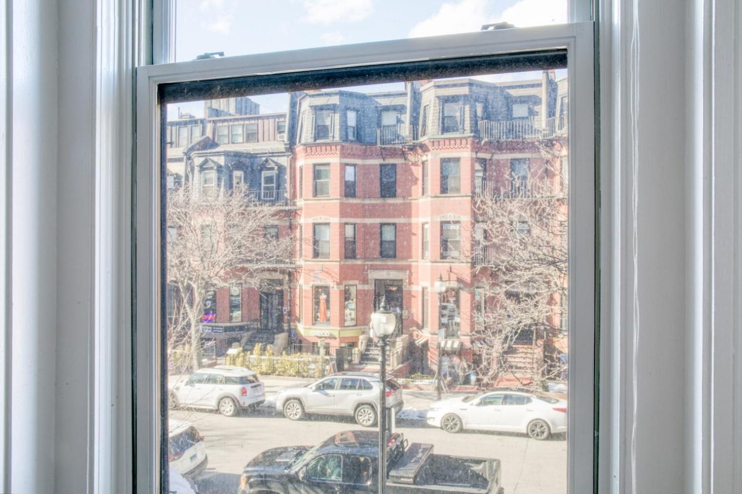 On Newbury W A Shopping Dining Bos-600 Apartment