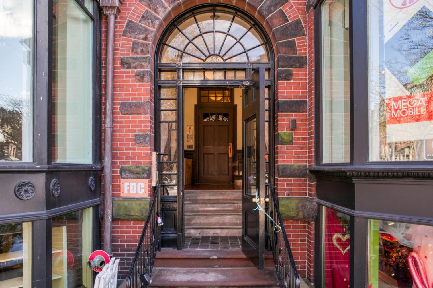 On Newbury W A Shopping Dining Bos-600 Apartment *