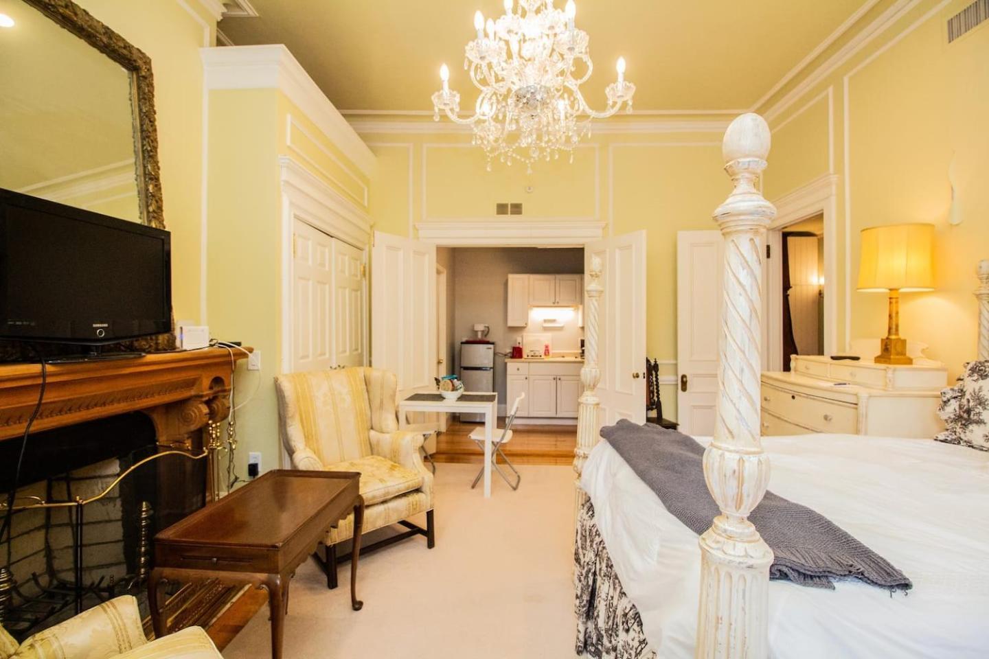 Back Bay Efficiency Unit, Pvt Bath, Kitchenette Apartment Boston