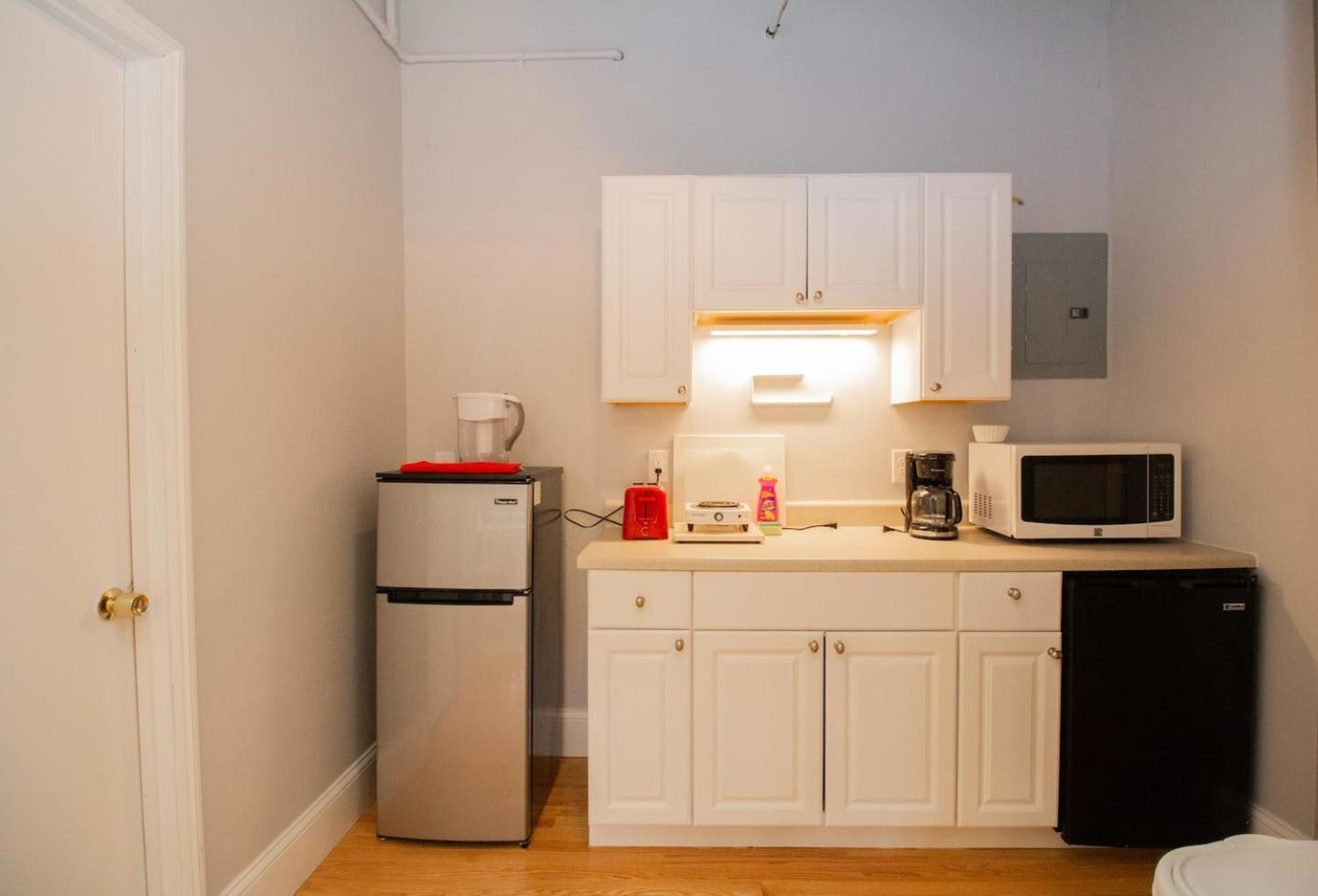 Back Bay Efficiency Unit, Pvt Bath, Kitchenette Apartment