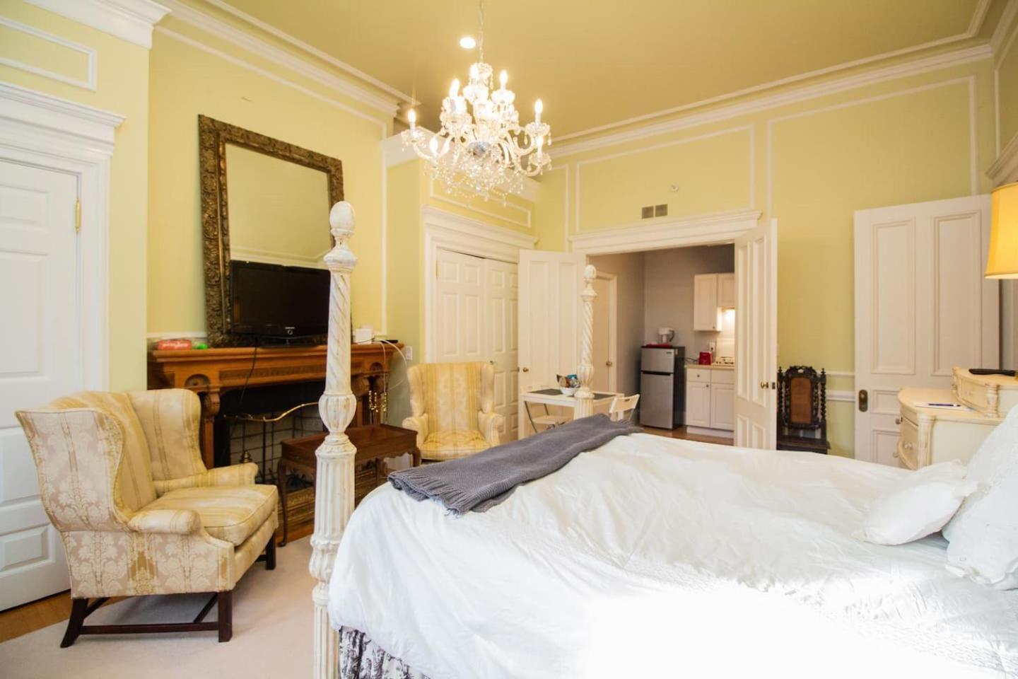 Back Bay Efficiency Unit, Pvt Bath, Kitchenette *