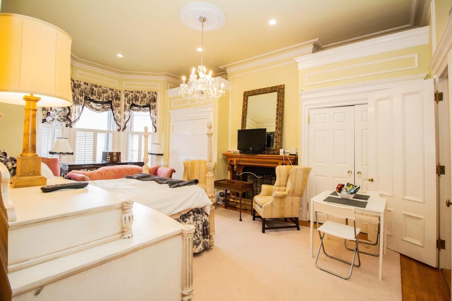 Back Bay Efficiency Unit, Pvt Bath, Kitchenette