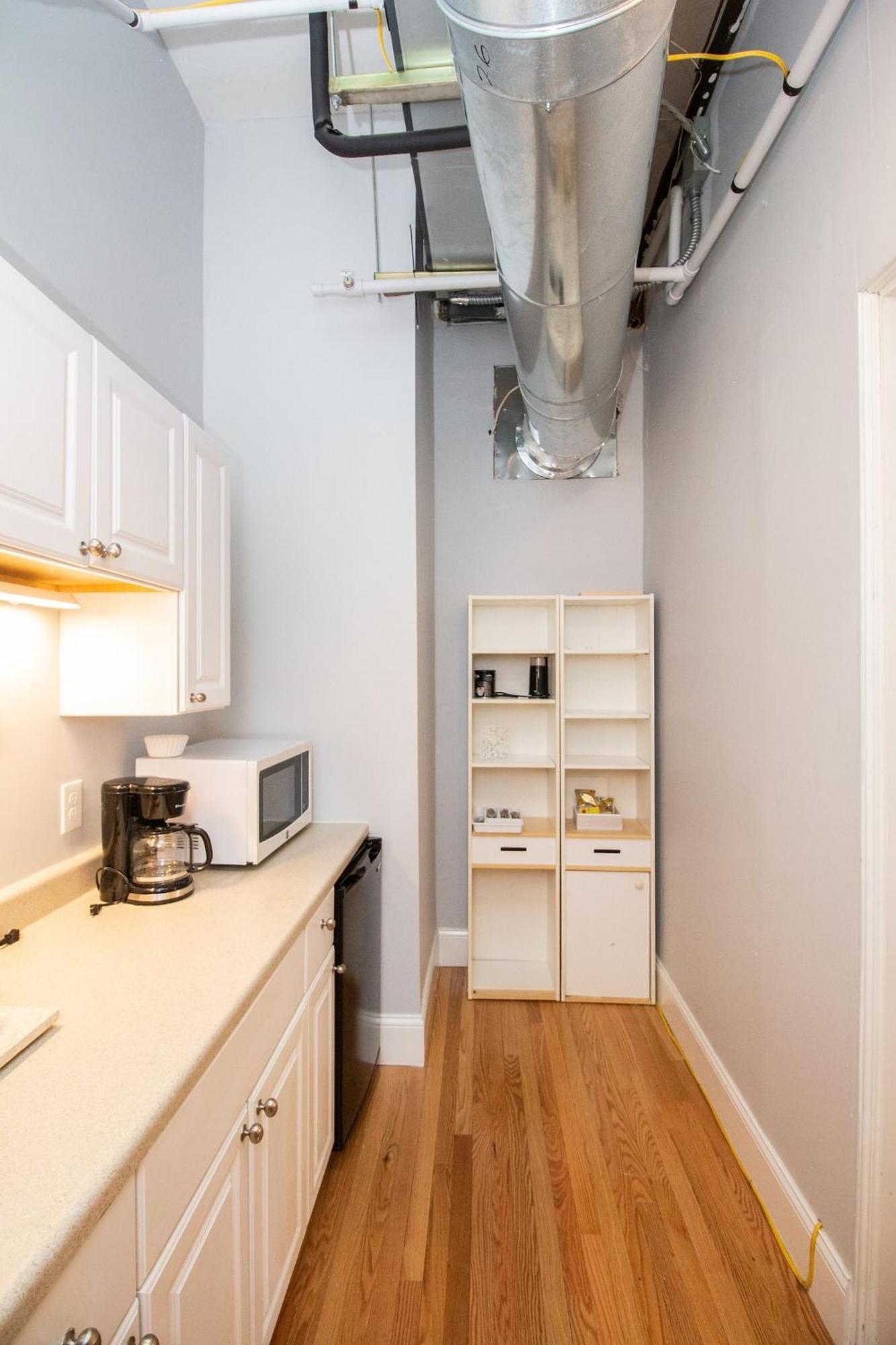 Back Bay Efficiency Unit, Pvt Bath, Kitchenette * Boston