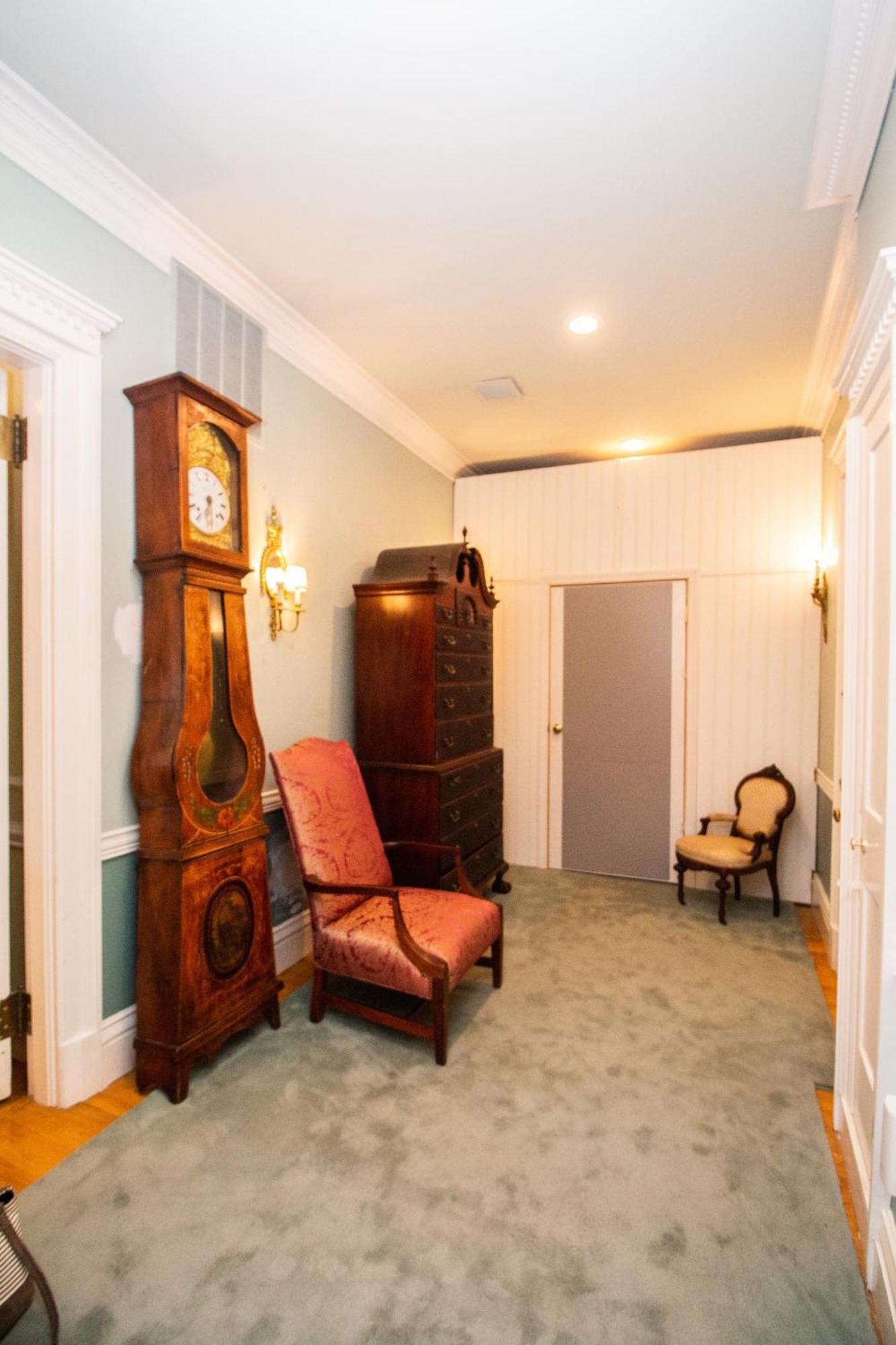 Apartment Back Bay Efficiency Unit, Pvt Bath, Kitchenette