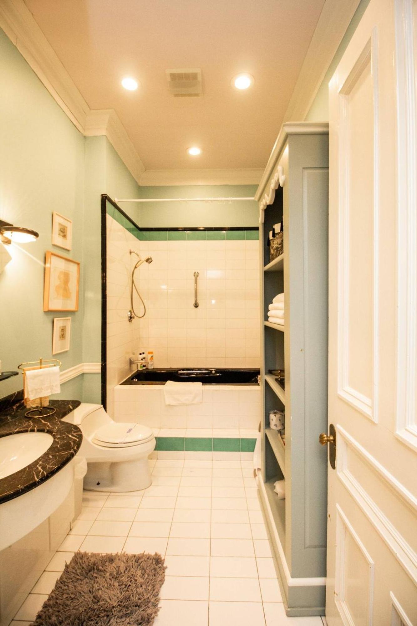 Back Bay Efficiency Unit, Pvt Bath, Kitchenette Apartment