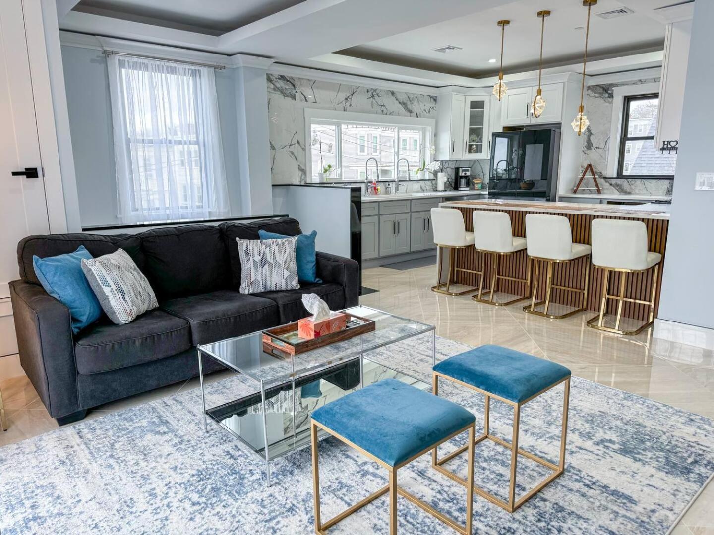 Apartment Renovated 3b, 2ba, Skyline View, Laundry, Cen Air *