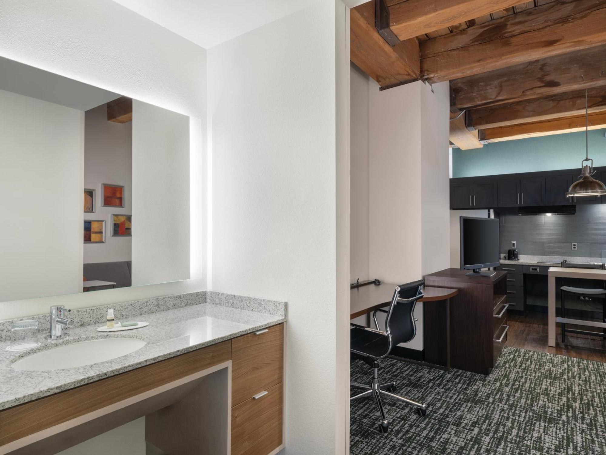 Hotel By Marriott Downtown Seaport 3*