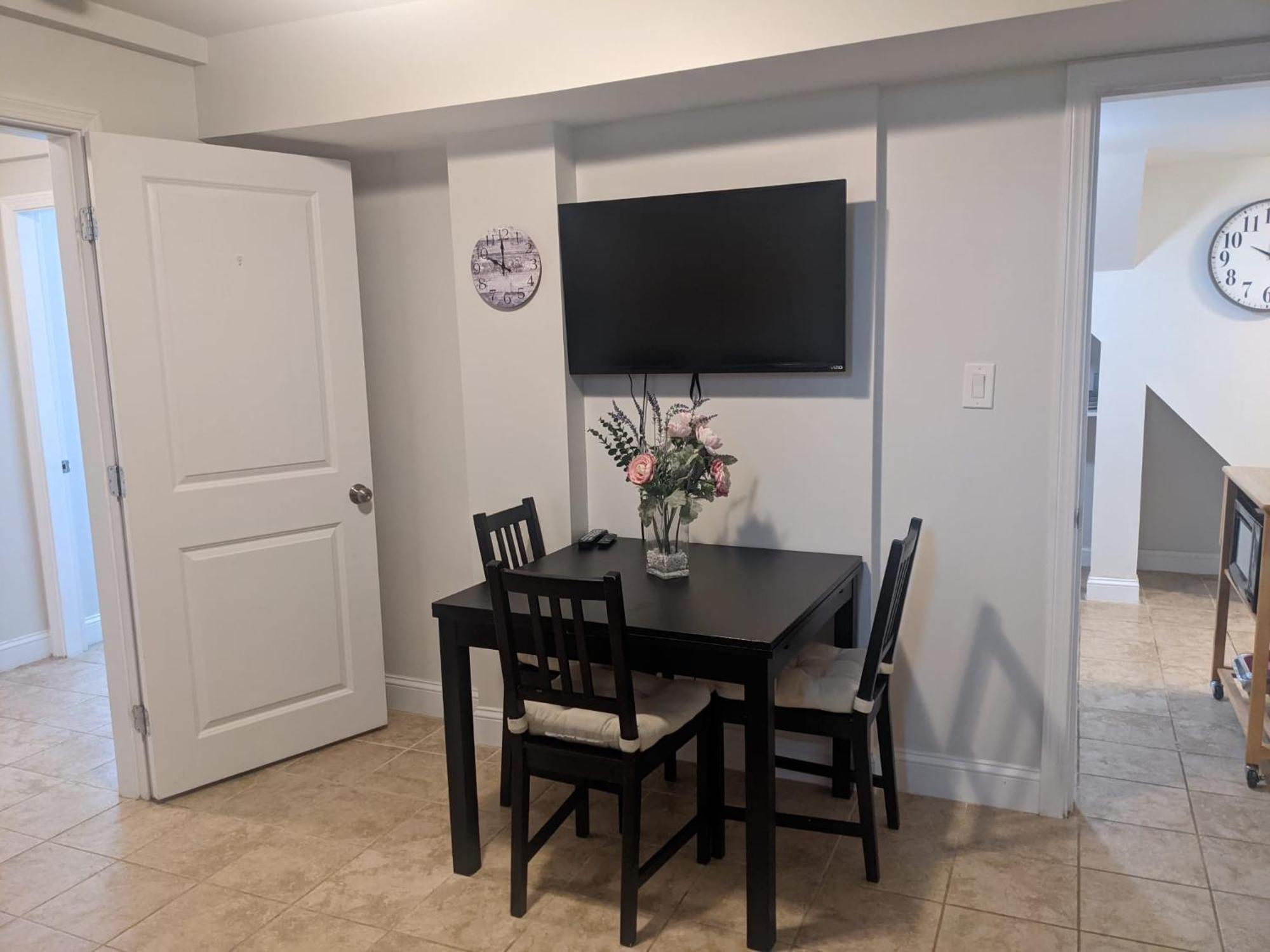 Brighton Sleeps 3 - Steps To Bus Line Boston