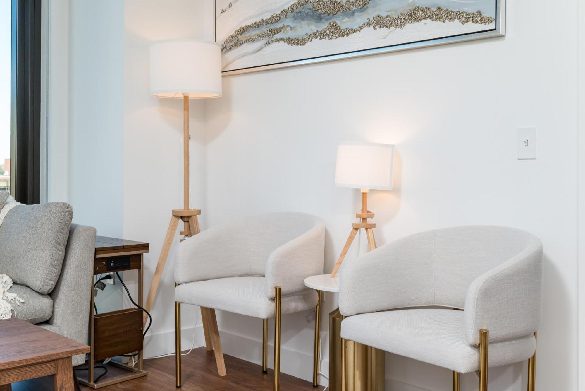 Luxury 2br Backbay Common T-station Roof Lounge Gym