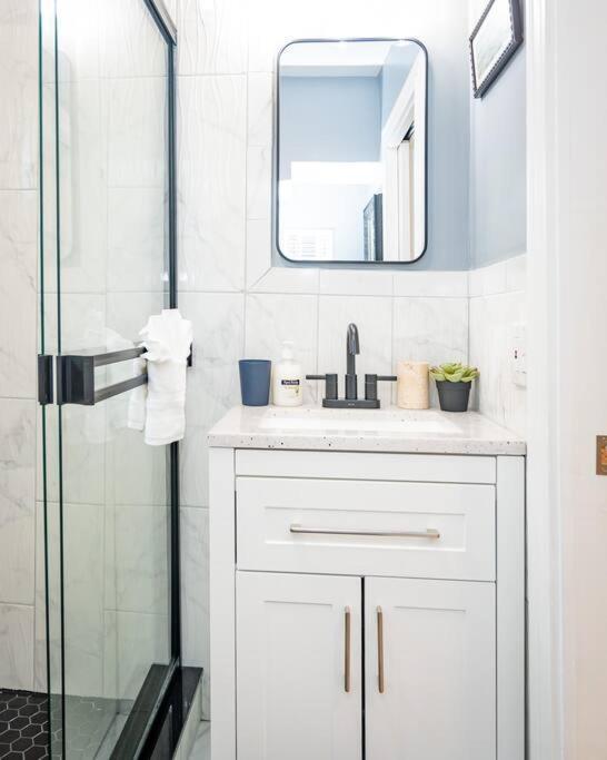 14a-elegant, Newly Renovated In Apartment