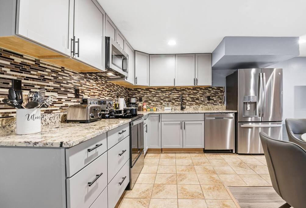 Luxe And Spacious 3bd 2ba W Free Parking Apartment