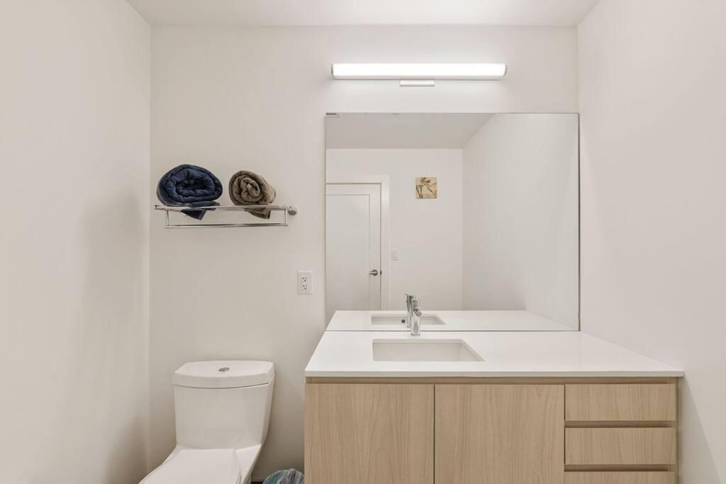 Spacious 2bed 2bath, King Bed, Steps Fenway Park Apartment *