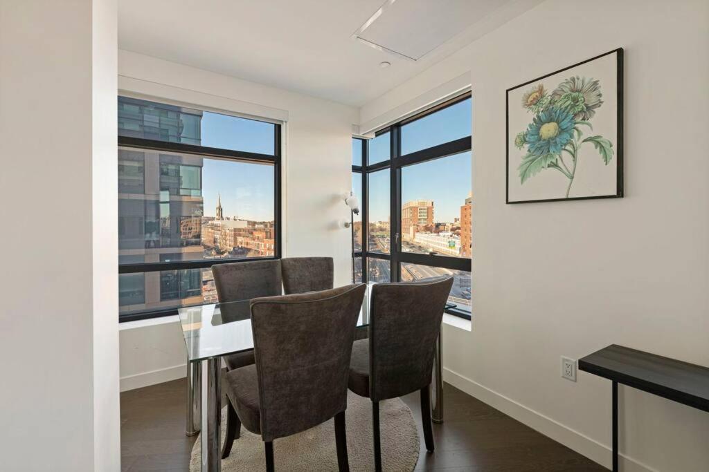 Apartment Spacious 2bed 2bath, King Bed, Steps Fenway Park Boston