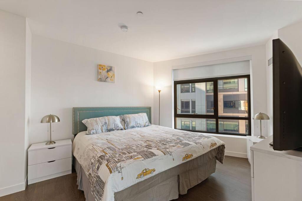 Spacious 2bed 2bath, King Bed, Steps Fenway Park