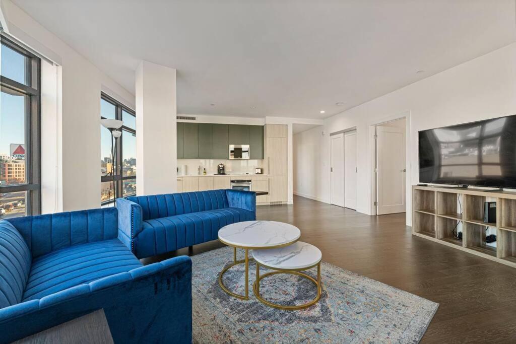 Apartment Spacious 2bed 2bath, King Bed, Steps Fenway Park