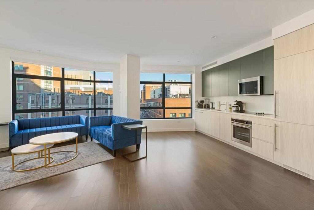 Spacious 2bed 2bath, King Bed, Steps Fenway Park Apartment *