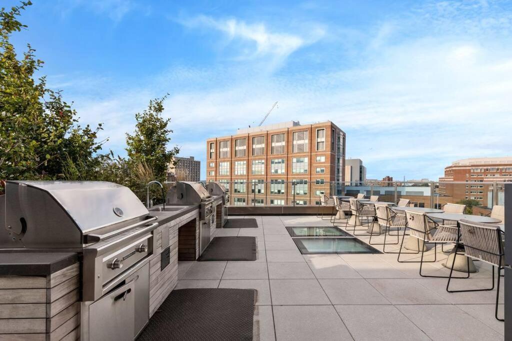 Apartment Spacious 2bed 2bath, King Bed, Steps Fenway Park