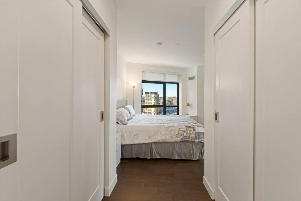 Spacious 2bed 2bath, King Bed, Steps Fenway Park Boston