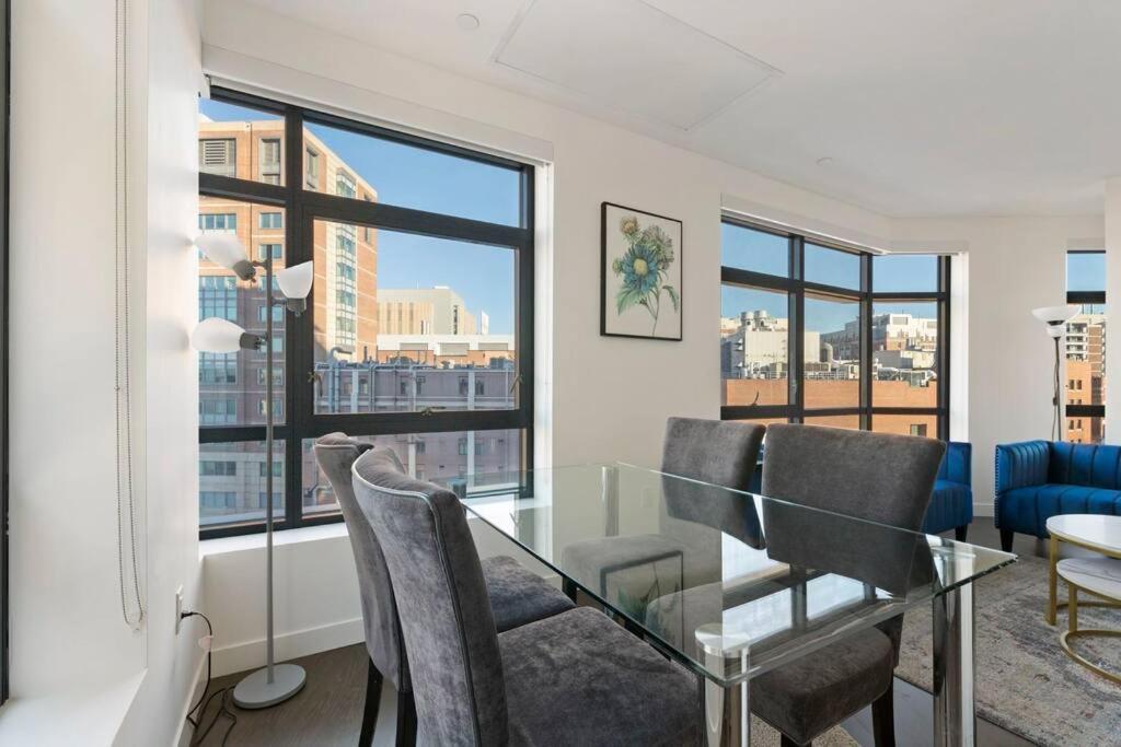 Spacious 2bed 2bath, King Bed, Steps Fenway Park Apartment