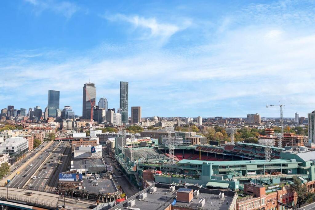 Apartment Spacious 2bed 2bath, King Bed, Steps Fenway Park *