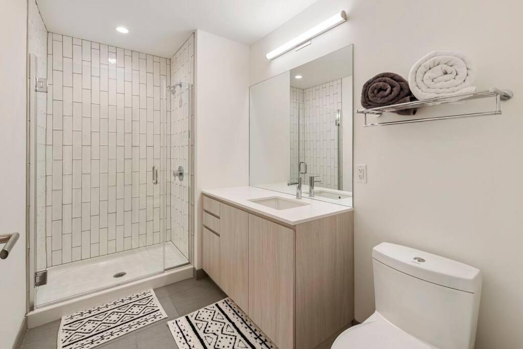 Spacious 2bed 2bath, King Bed, Steps Fenway Park *
