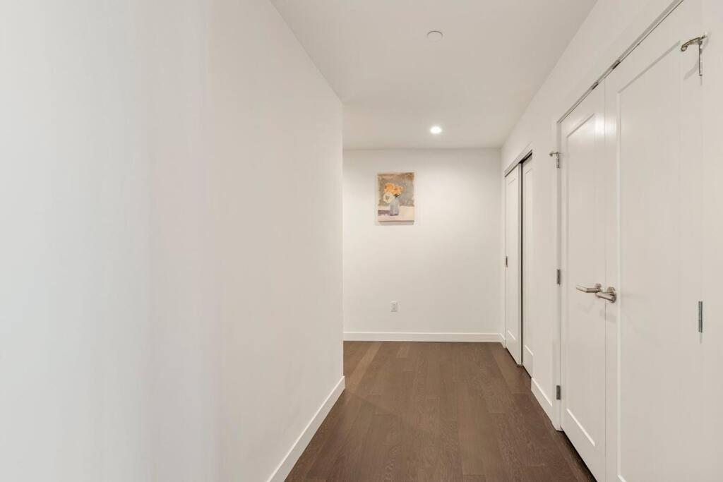 Spacious 2bed 2bath, King Bed, Steps Fenway Park Boston