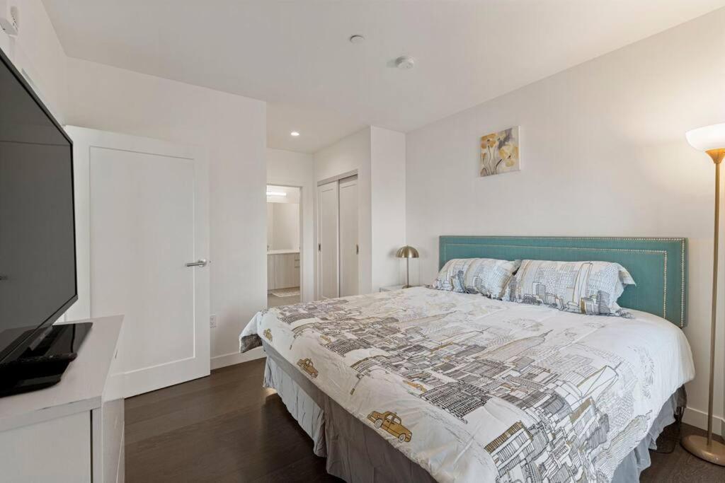 Apartment Spacious 2bed 2bath, King Bed, Steps Fenway Park