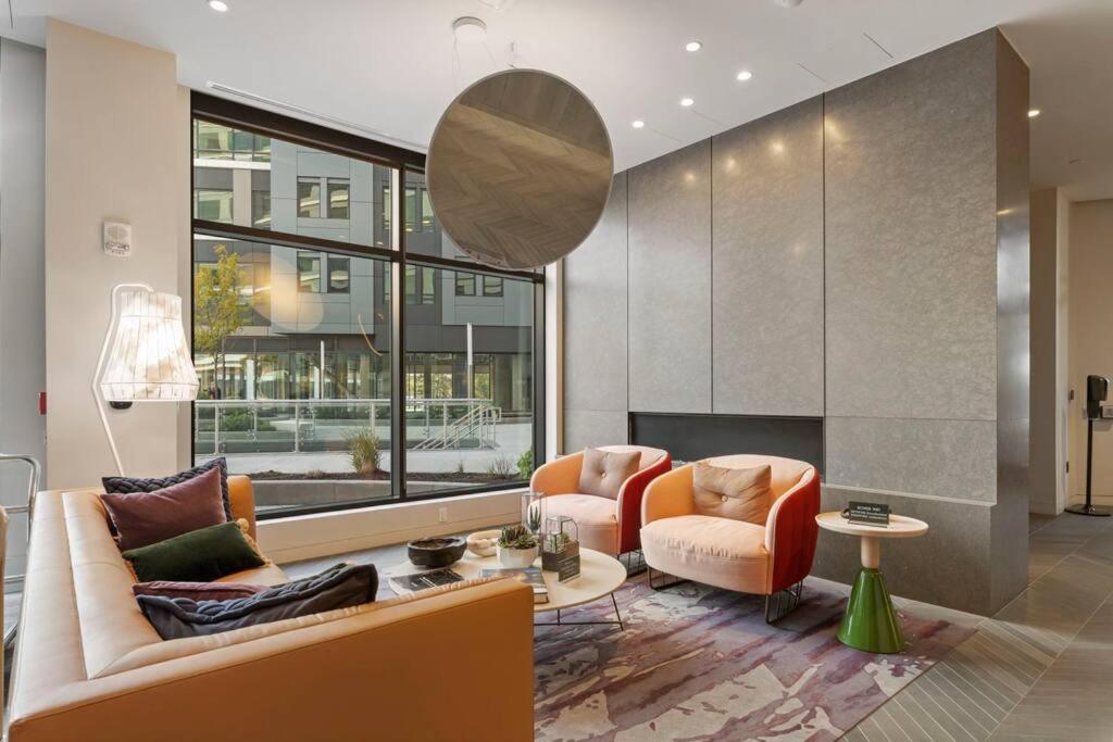Apartment Spacious 2bed 2bath, King Bed, Steps Fenway Park Boston
