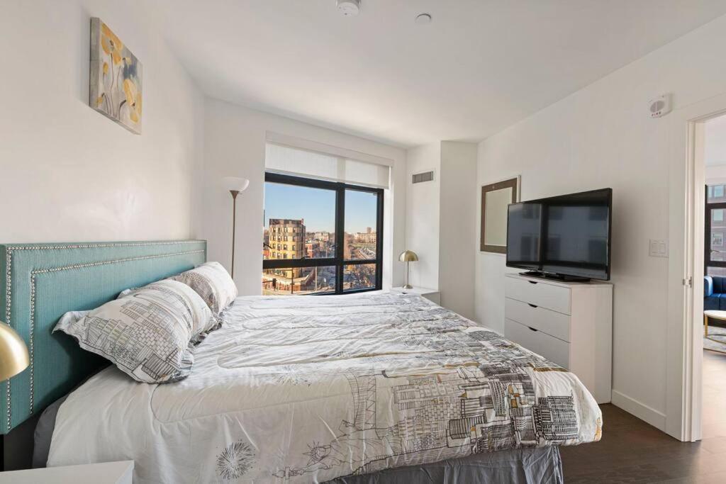 Spacious 2bed 2bath, King Bed, Steps Fenway Park