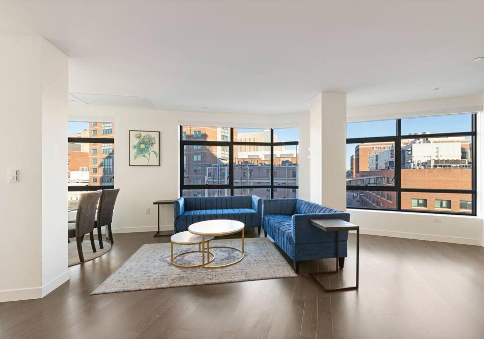 Apartment Spacious 2bed 2bath, King Bed, Steps Fenway Park *