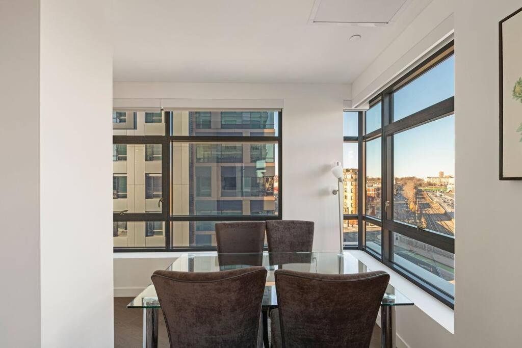 Spacious 2bed 2bath, King Bed, Steps Fenway Park