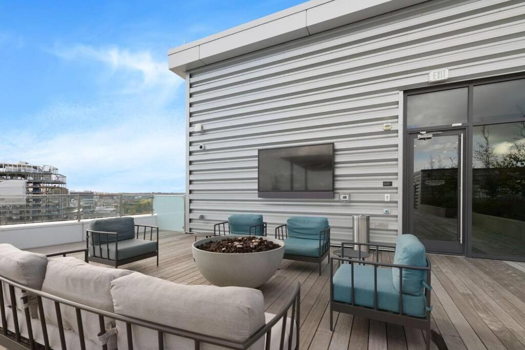 Spacious 2bed 2bath, King Bed, Steps Fenway Park Apartment Boston