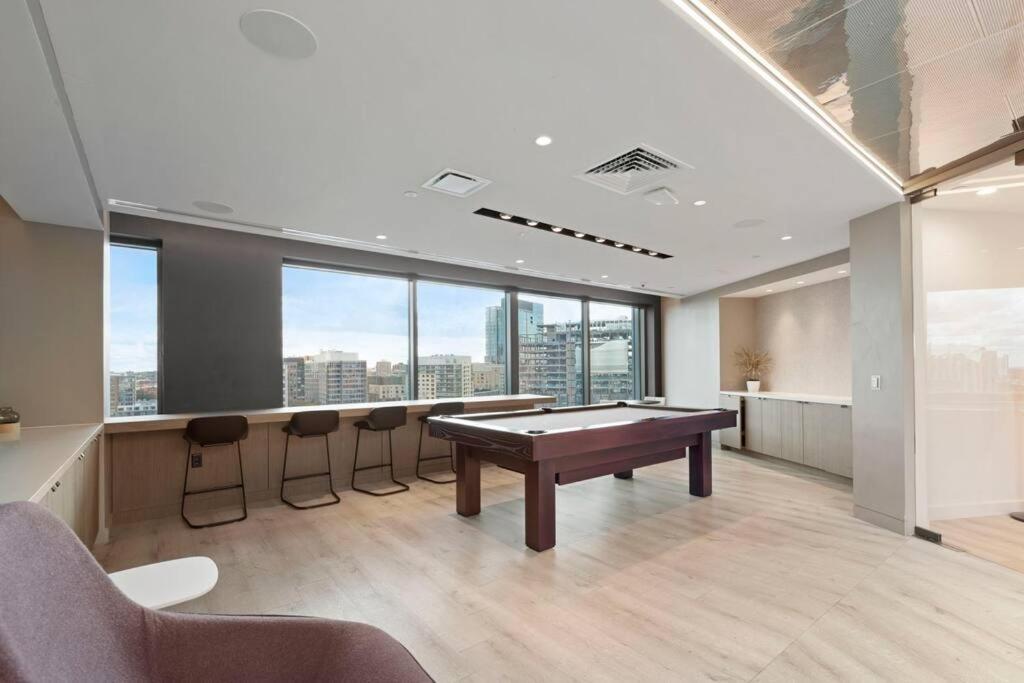 Spacious 2bed 2bath, King Bed, Steps Fenway Park Boston