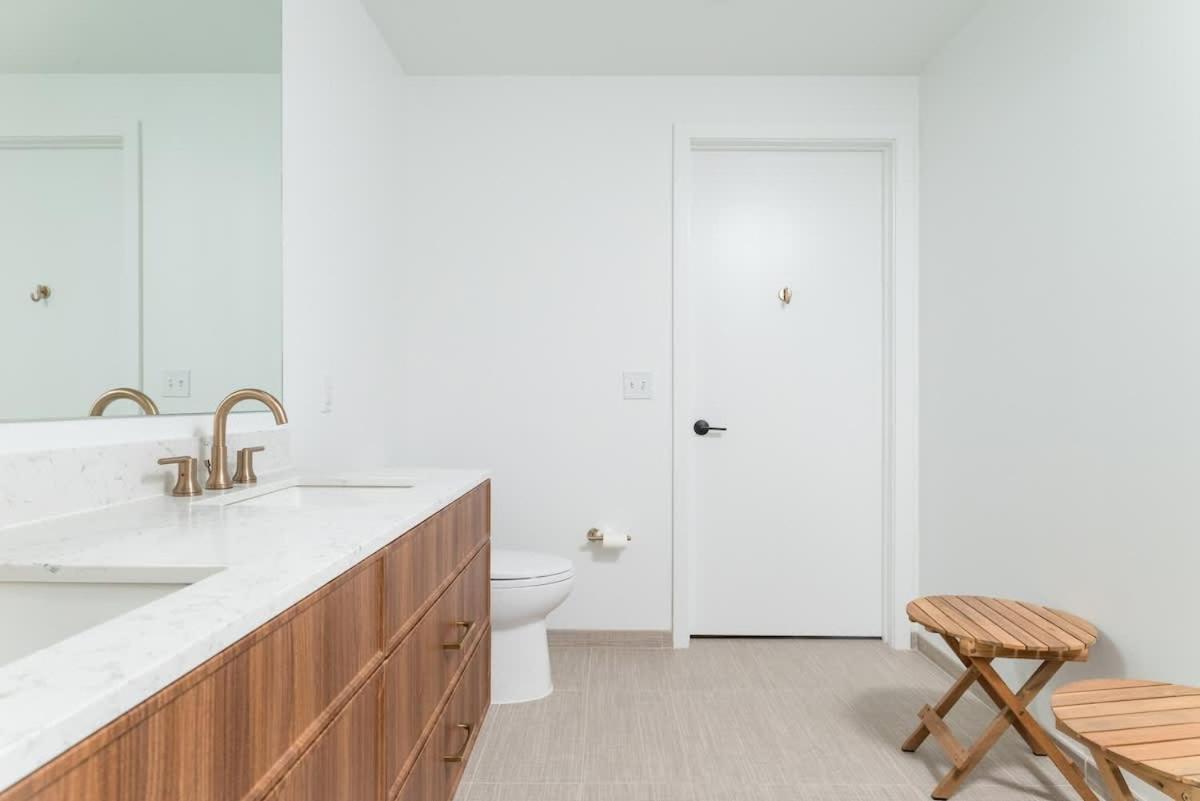 Apartment Back-bay 2br W Roof Gym Parking *