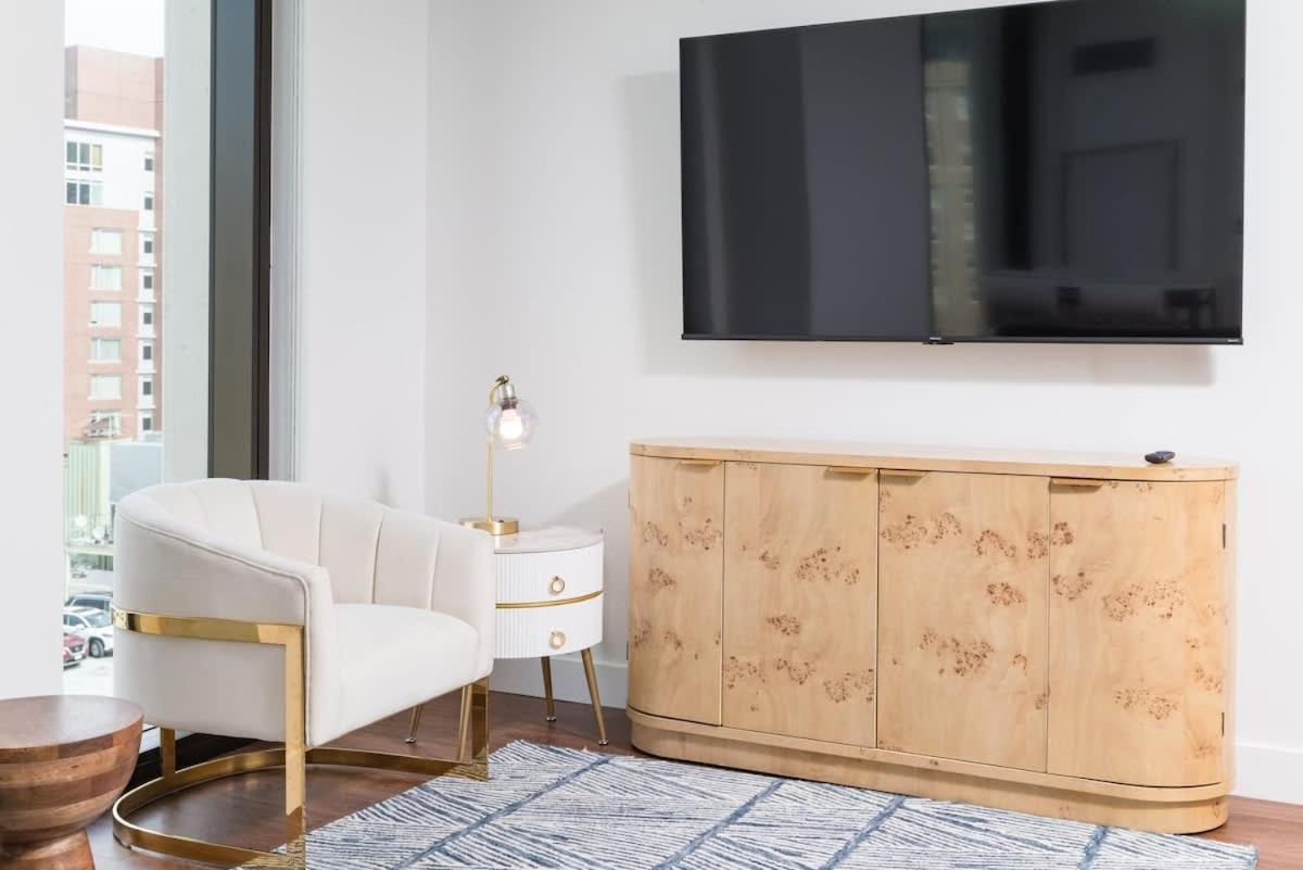 Back-bay 2br W Roof Gym Parking Apartment *