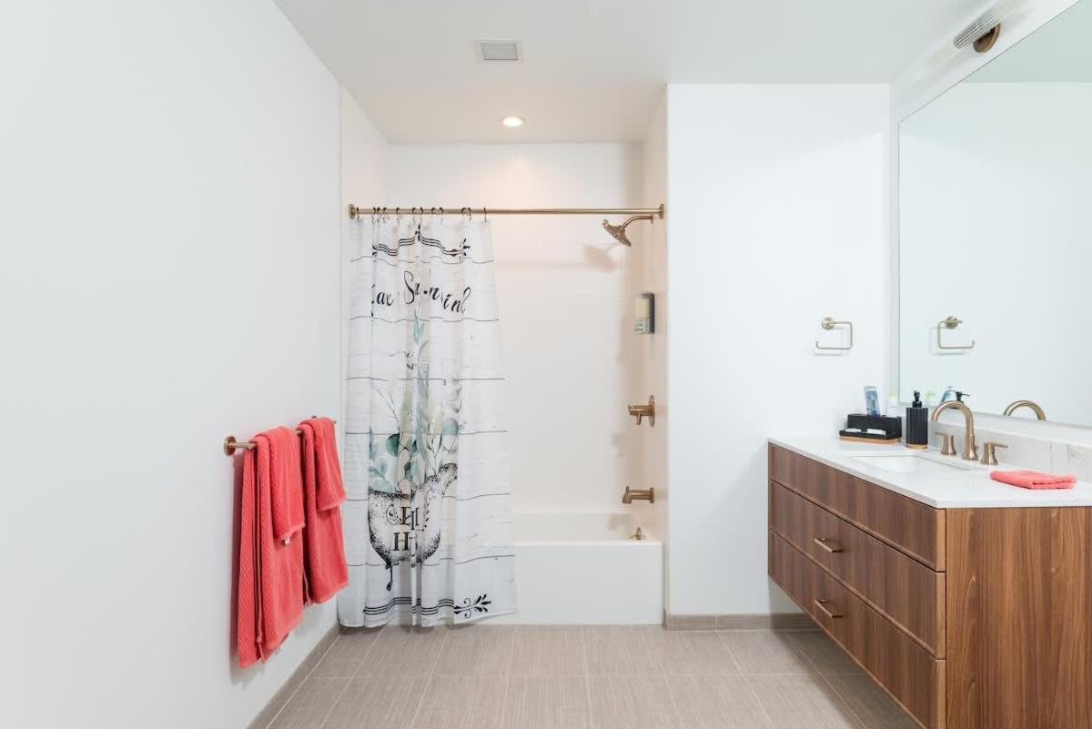 Back-bay 2br W Roof Gym Parking