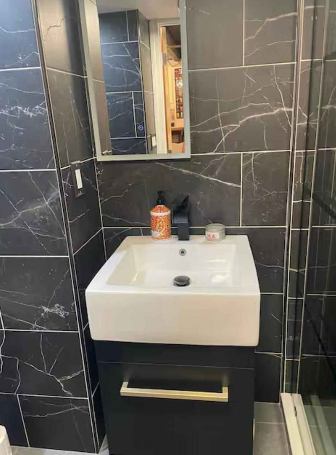Great One-bedroom In *