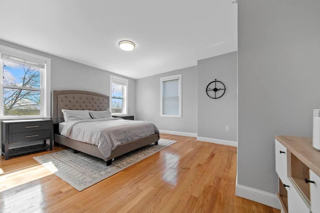 Modern Luxury Steps From Zoo & Golf Course