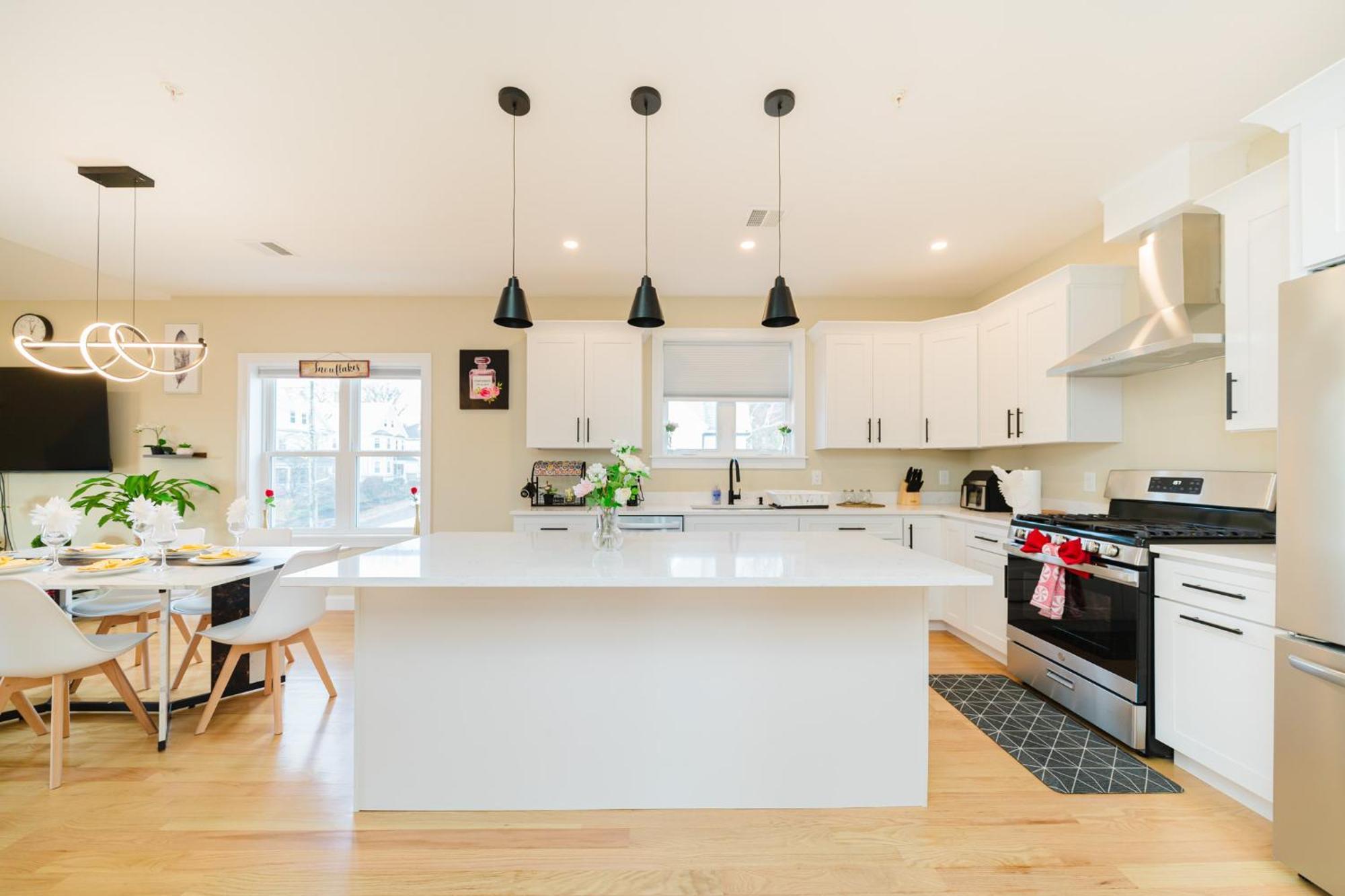 60-3 3br - Sleek Near Wollaston *