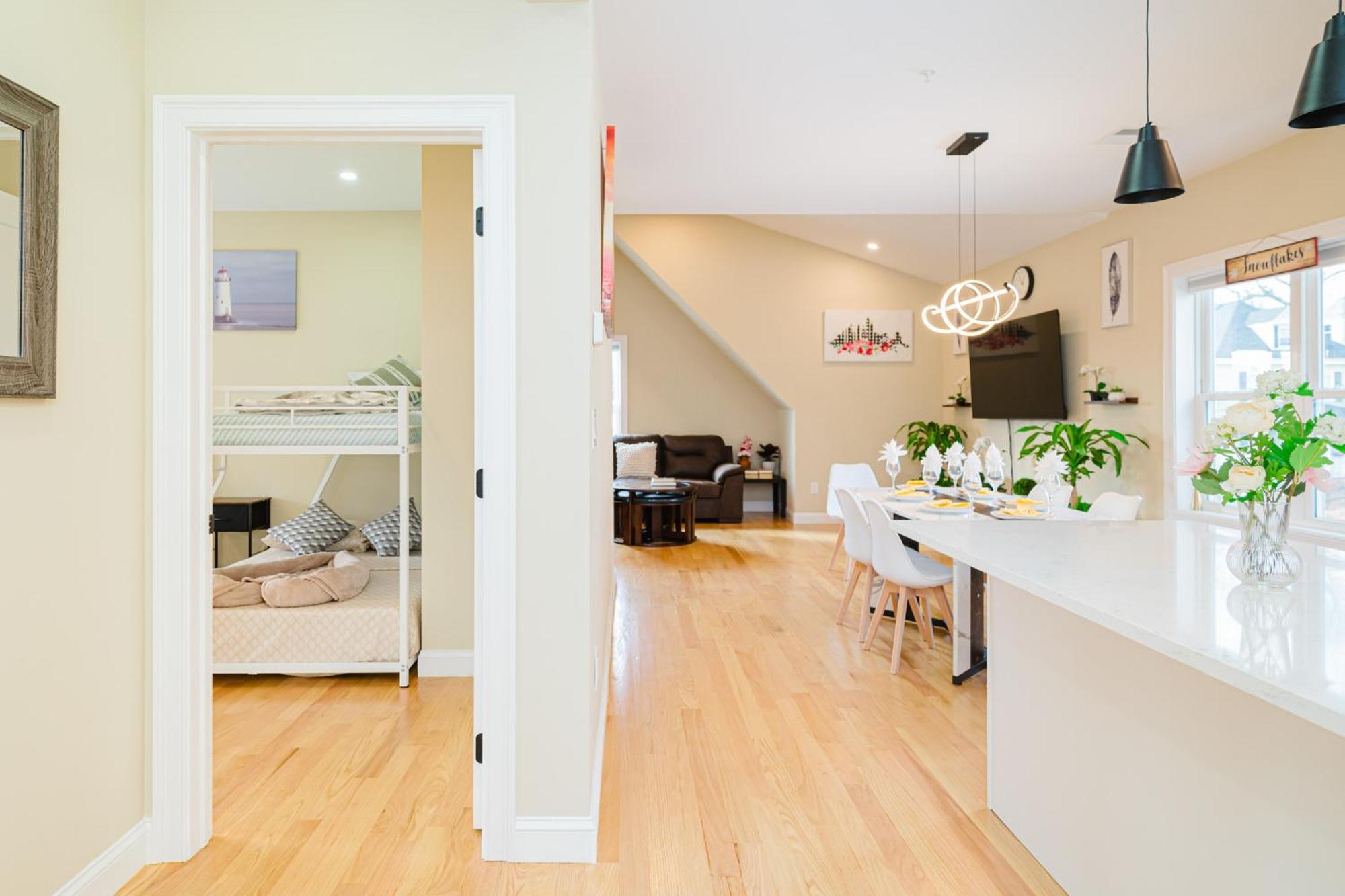 60-3 3br - Sleek Near Wollaston Apartment *