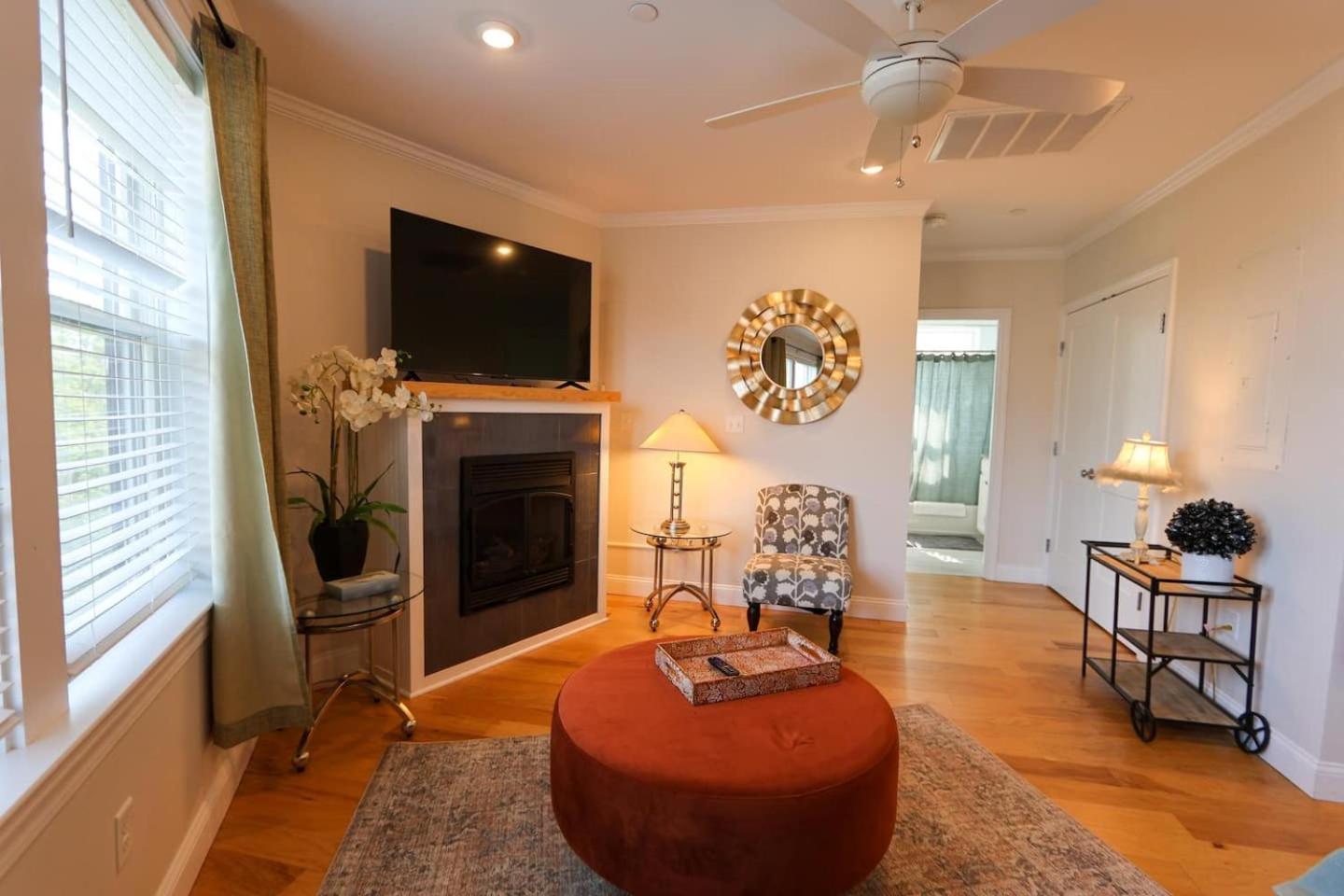 2b, 2ba - Near Neubmc, Elevator Access Apartment