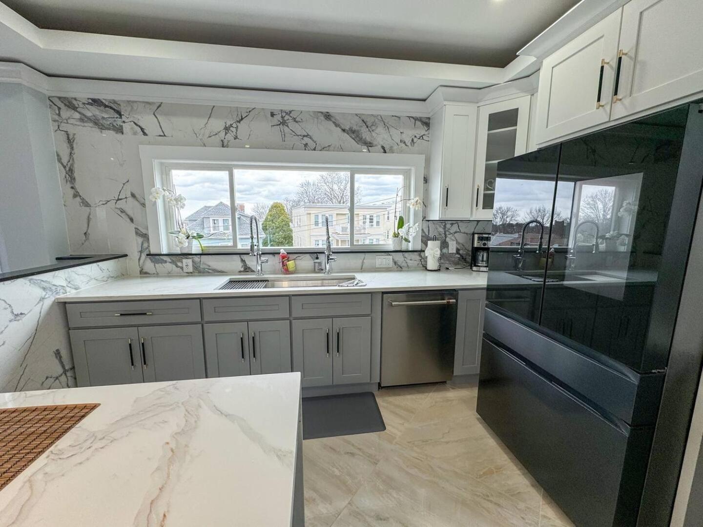Apartment Renovated 3b, 2ba, Skyline View, Laundry, Cen Air *