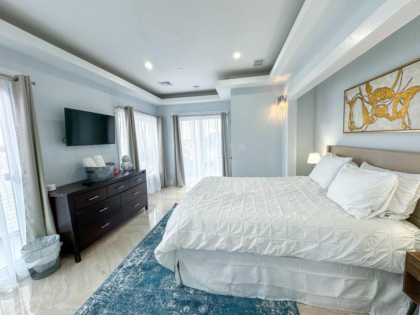 Renovated 3b, 2ba, Skyline View, Laundry, Cen Air * Boston