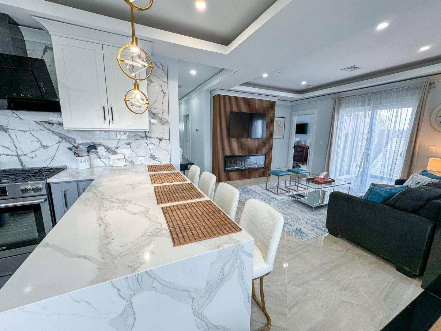 Renovated 3b, 2ba, Skyline View, Laundry, Cen Air Apartment