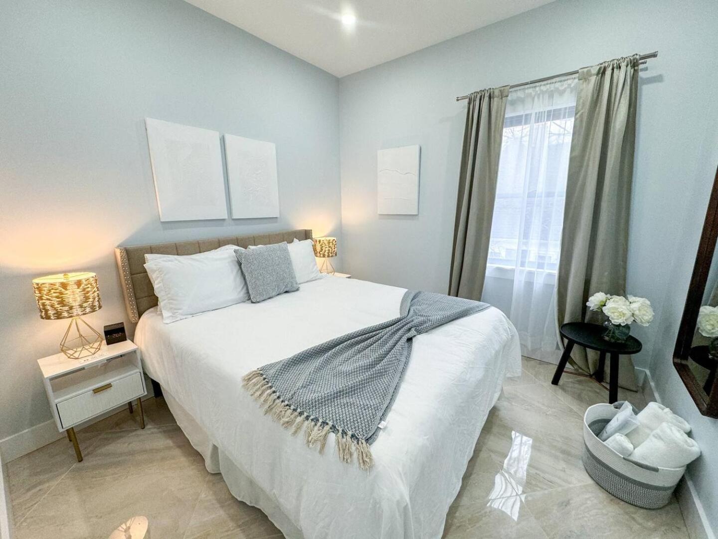 Renovated 3b, 2ba, Skyline View, Laundry, Cen Air Apartment *
