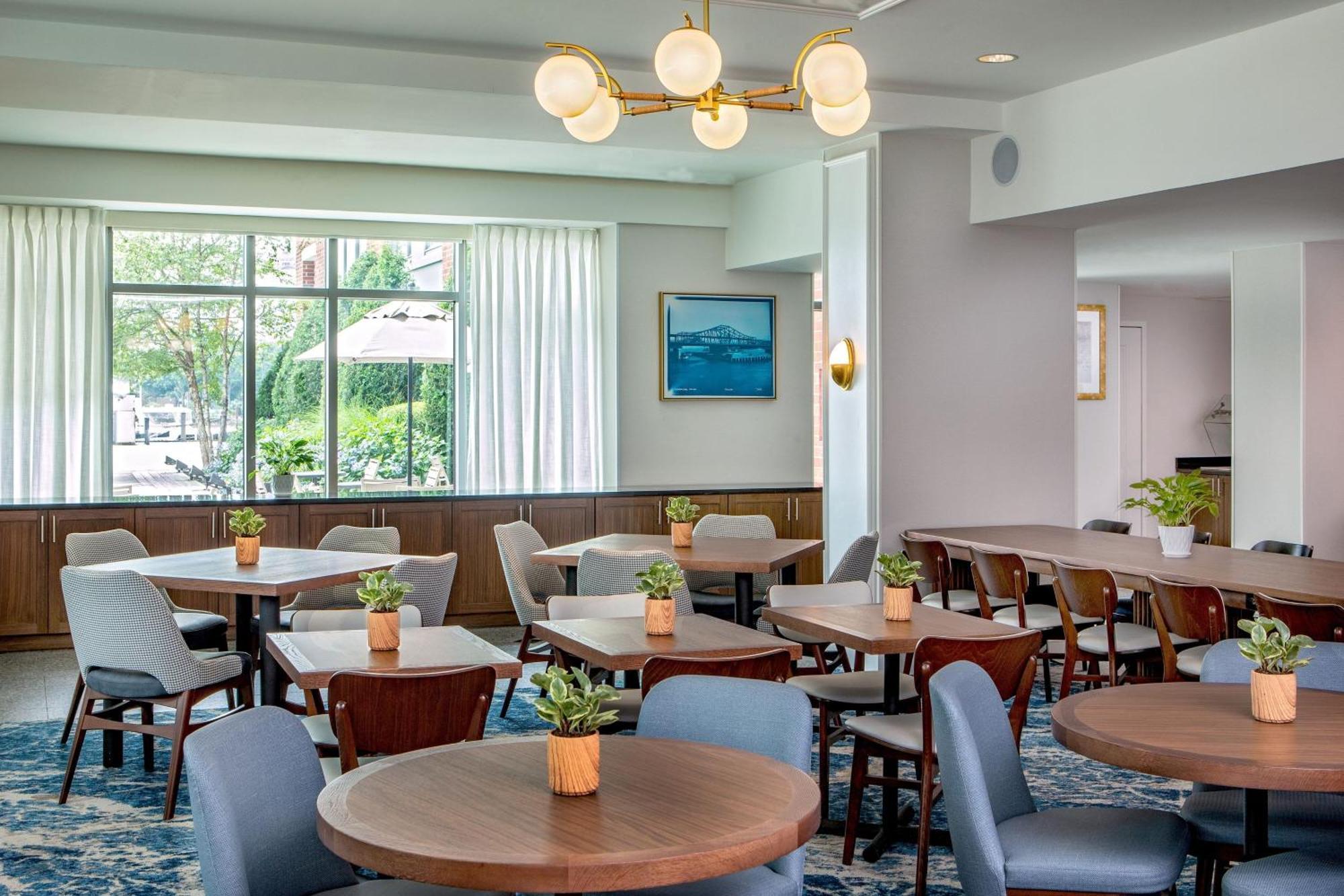 By Marriott Harbor On Tudor Wharf 3* Boston