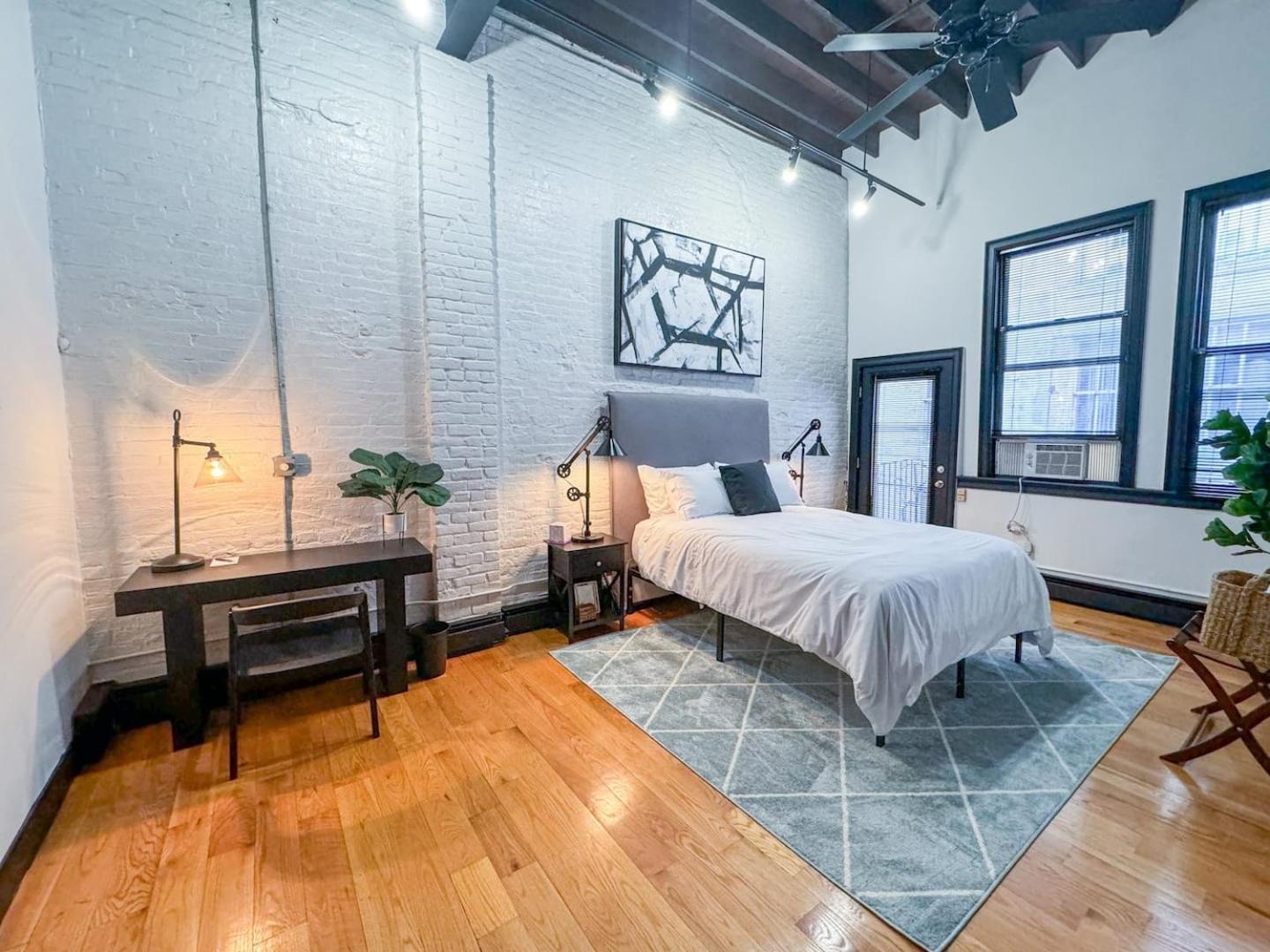 Urban Chic Retreat In Back Bay Apartment