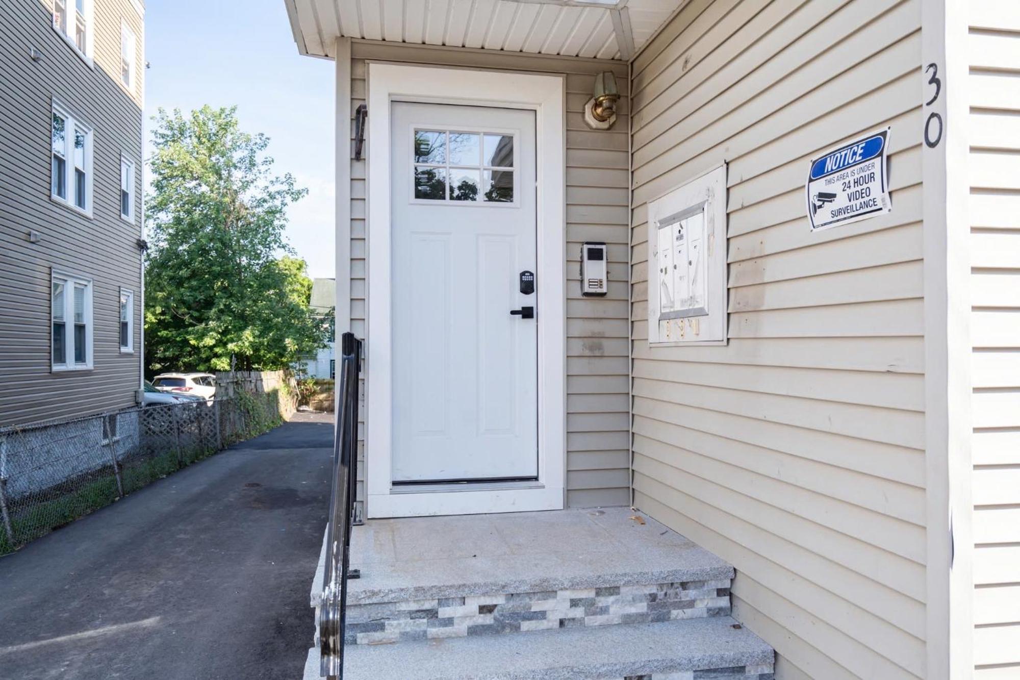 30-1 New! Full Comfort - Spacious 1St-Floor Apt * Boston
