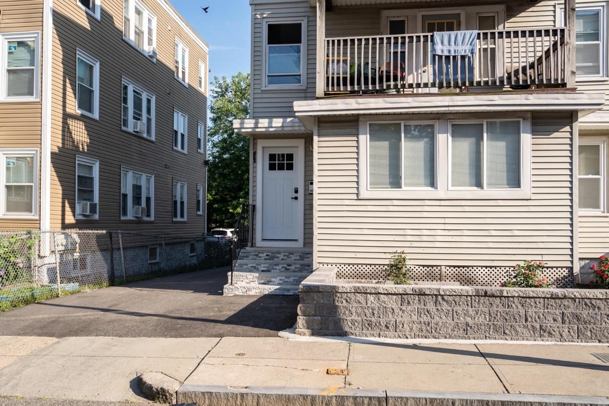 30-1 New! Full Comfort - Spacious 1St-Floor Apt