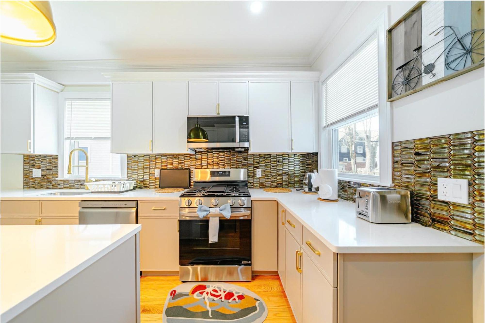 82 Newly Renovated, Luxury In Apartment